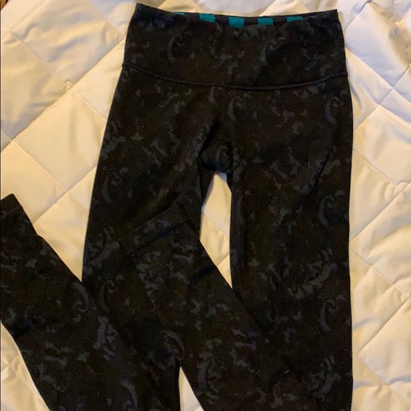 Lululemon leggings size 2 - Picture 3 of 6